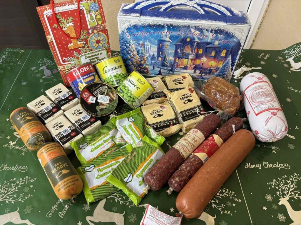 Подарок к праздничному столу. Аграрии Узденщины получили продуктовые наборы к Новому году