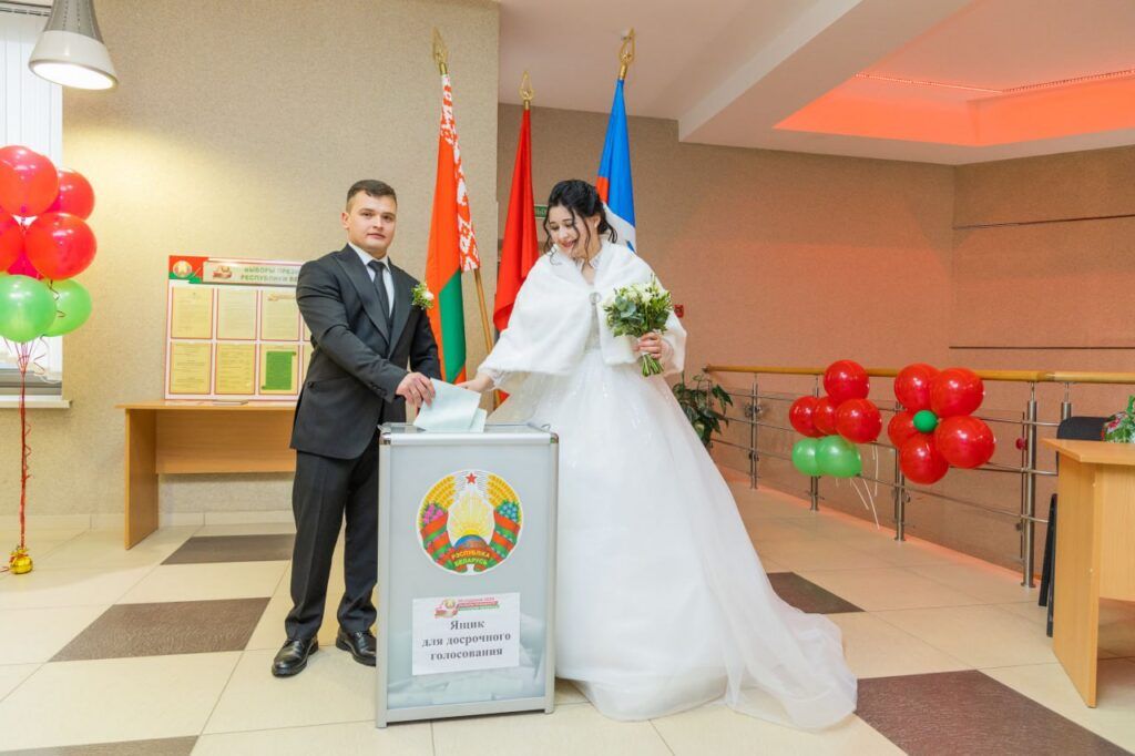 молодожены голосуют