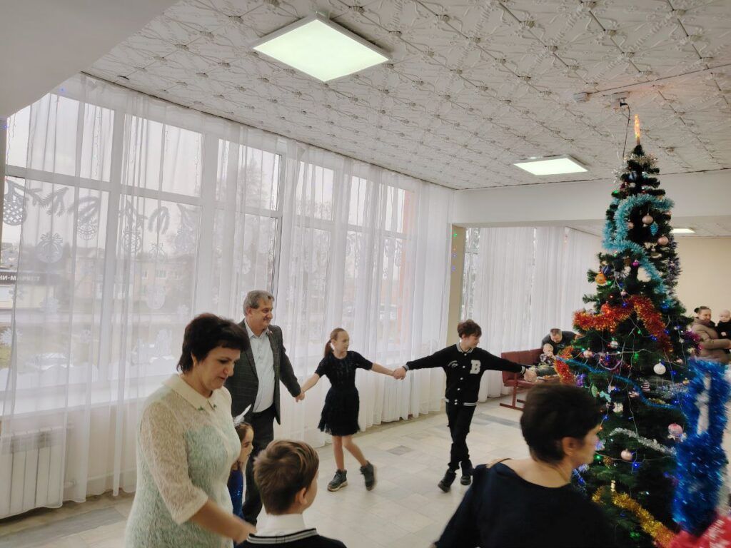 42 ребенка получили подарки от базы имени Котовского