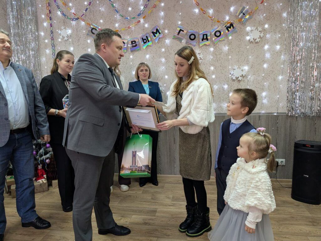 Новогоднее чудо для особенной семьи. Депутатский корпус и Молодежный парламент дарят тепло и заботу