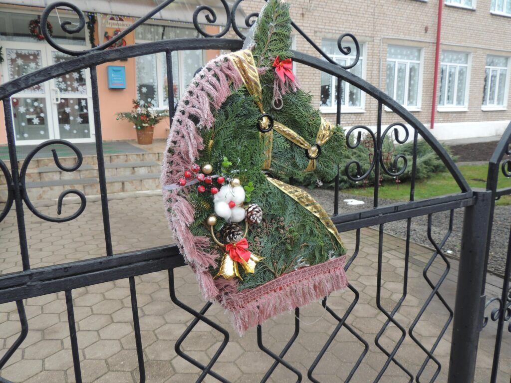 лошадь из ели