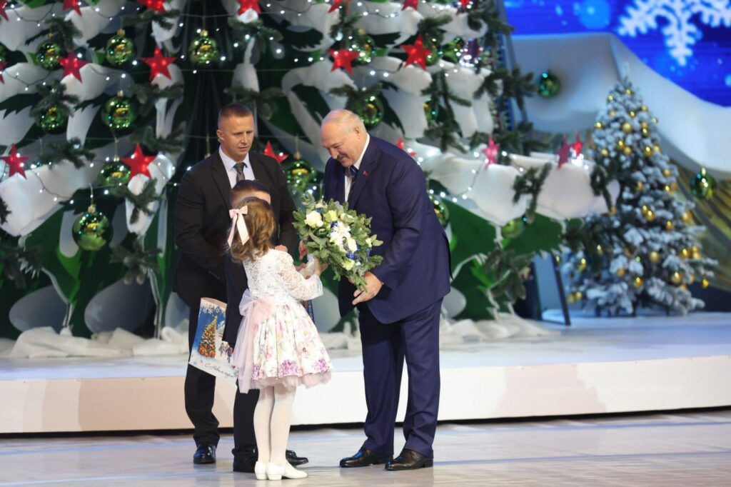 Линия Первого. Президент и жители Узденщины про особенности новогодней акции «Наши дети»