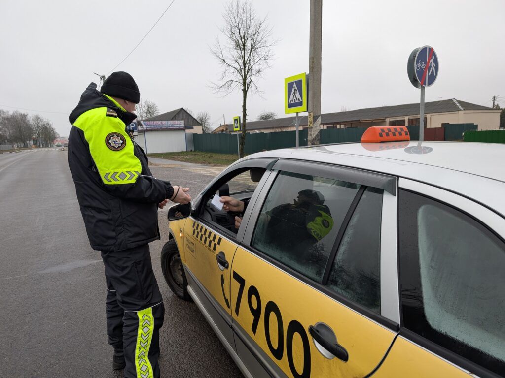 Все ли водители «переобули» свои авто. Отправились в рейд с ГАИ по улицам Узды