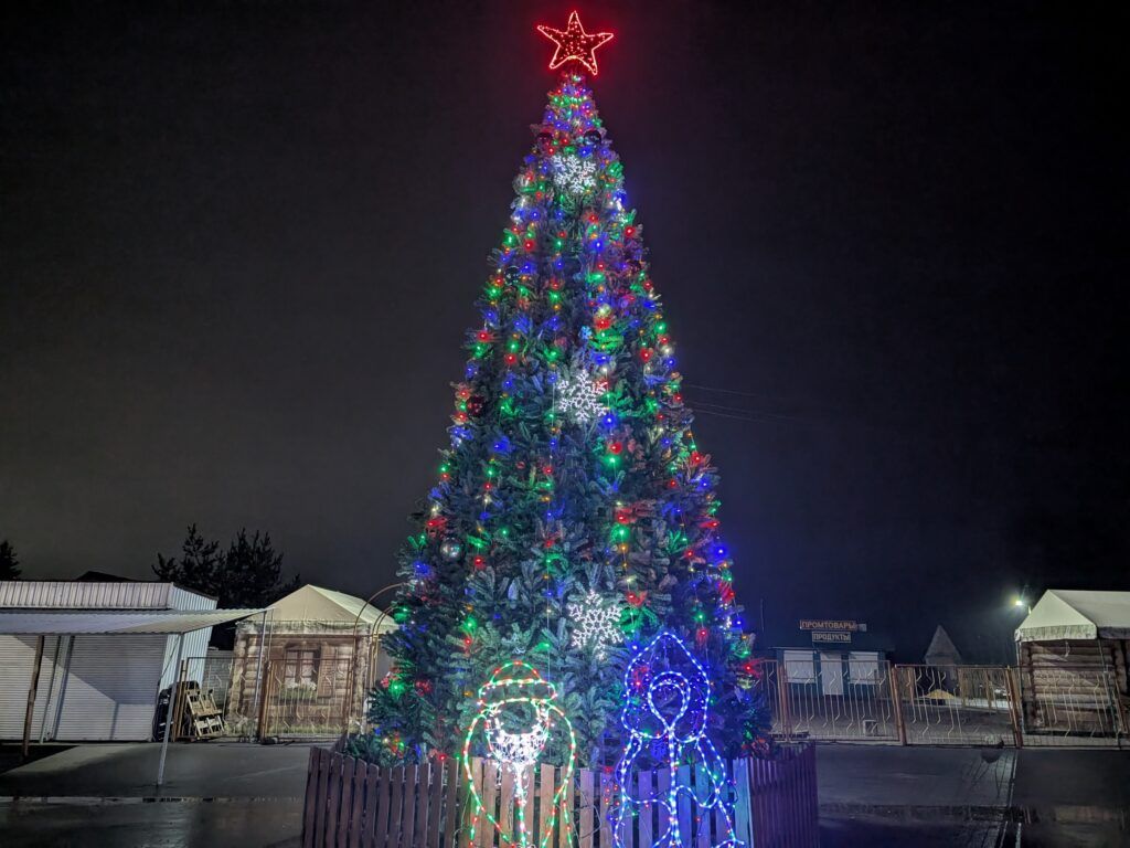 Новогодняя красавица засияла на старом центре в Узде