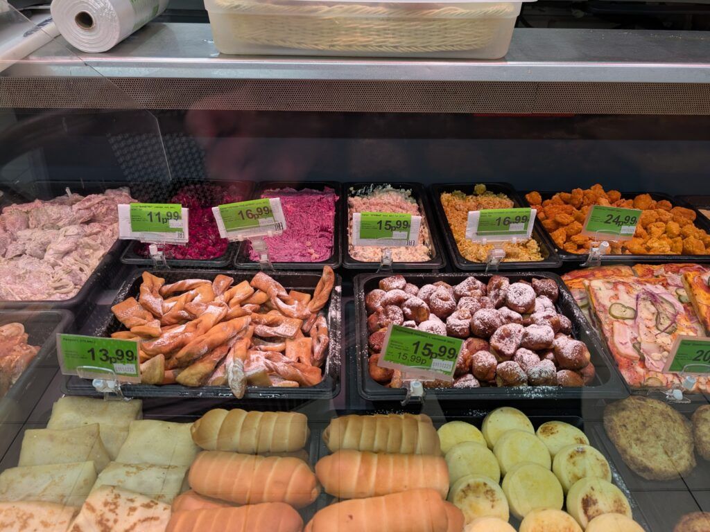 салат в отделе кулинарии