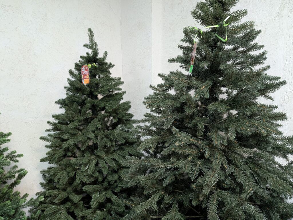высокие искусственные ели
