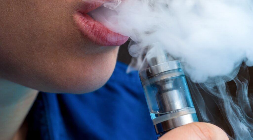курение вейпа