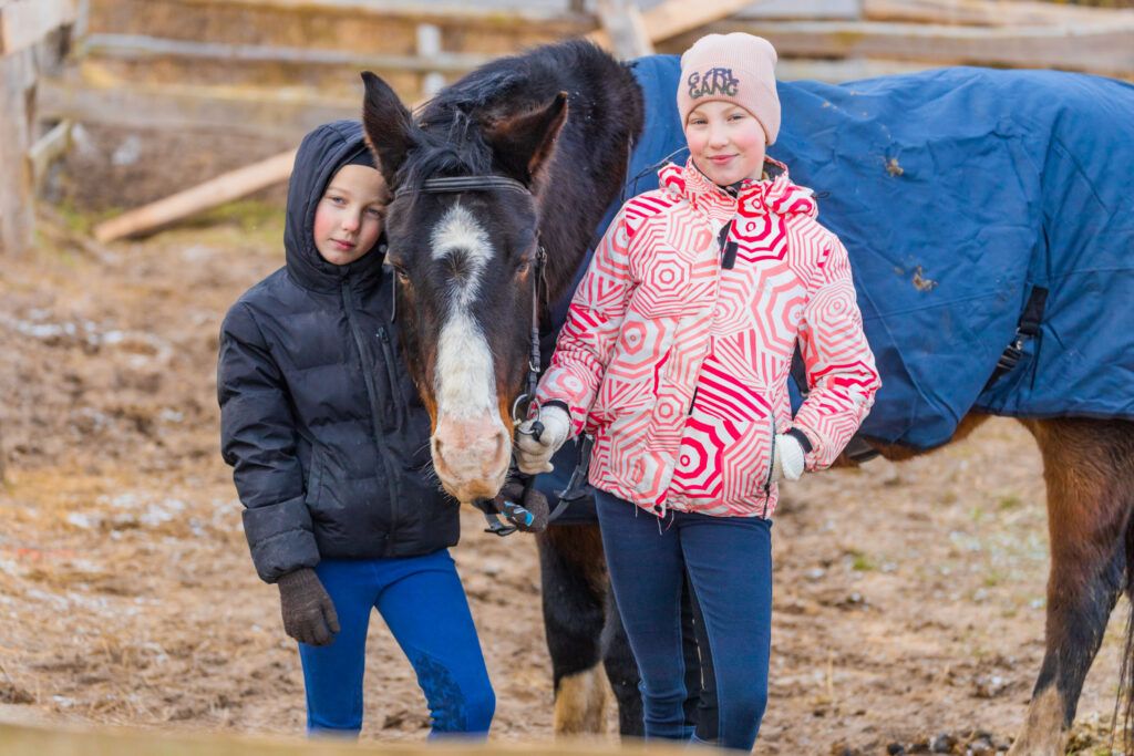 От новичков до уверенных наездниц. Чем привлекает конная школа в Дещенке