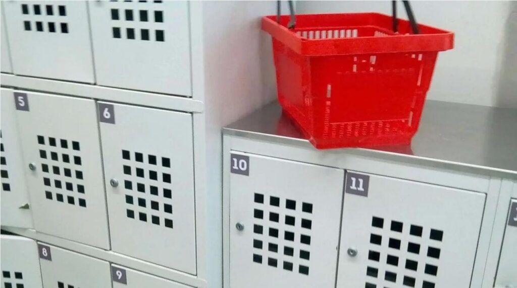 Вырвала замок и унесла пакет с продуктами: подробности кражи в магазине Узды