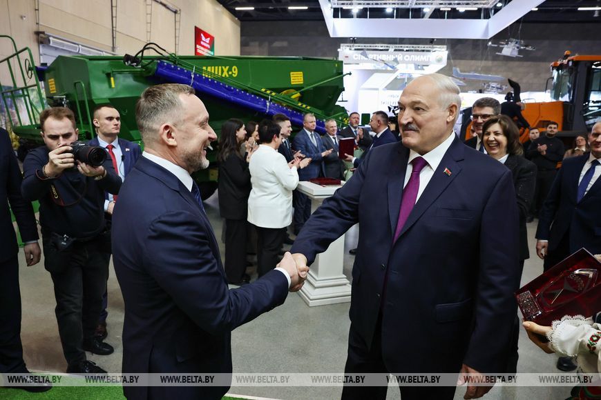 Президент вручает награду знак качества