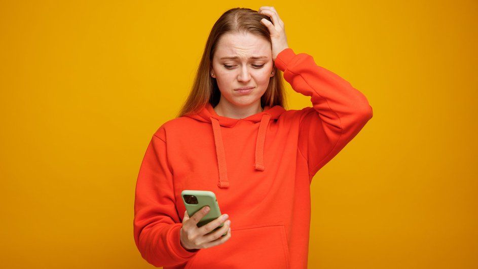 девушка с телефоном