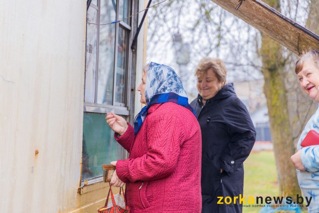 покупатели возле автолавки