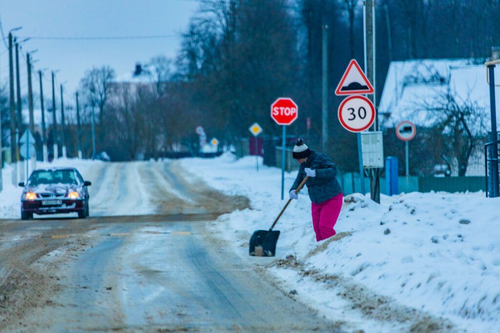 Лопата за 0 рублей. Помочь ЖКХ в уборке снега могут жители Узды
