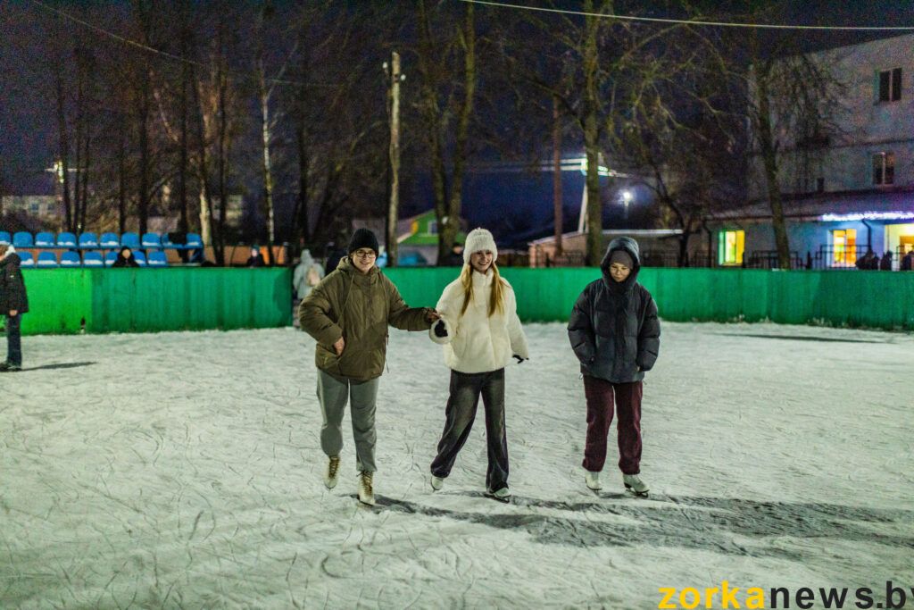 девочки на катке в Узде