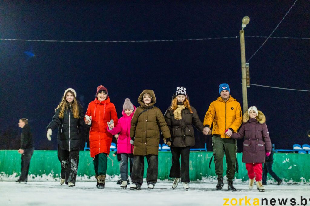 дети катаются на коньках