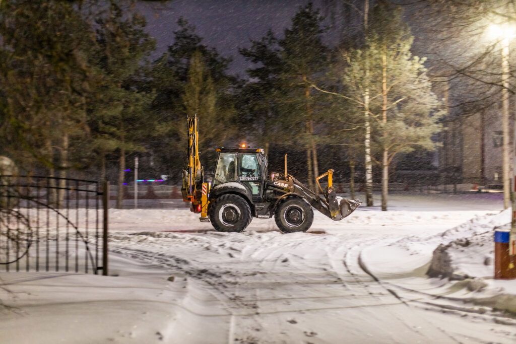 Как Узденская коммунальная служба справляется с обильным снегопадом