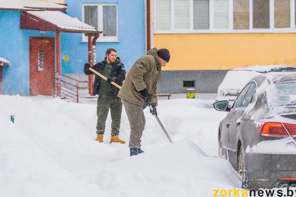 жильцы чистят снег