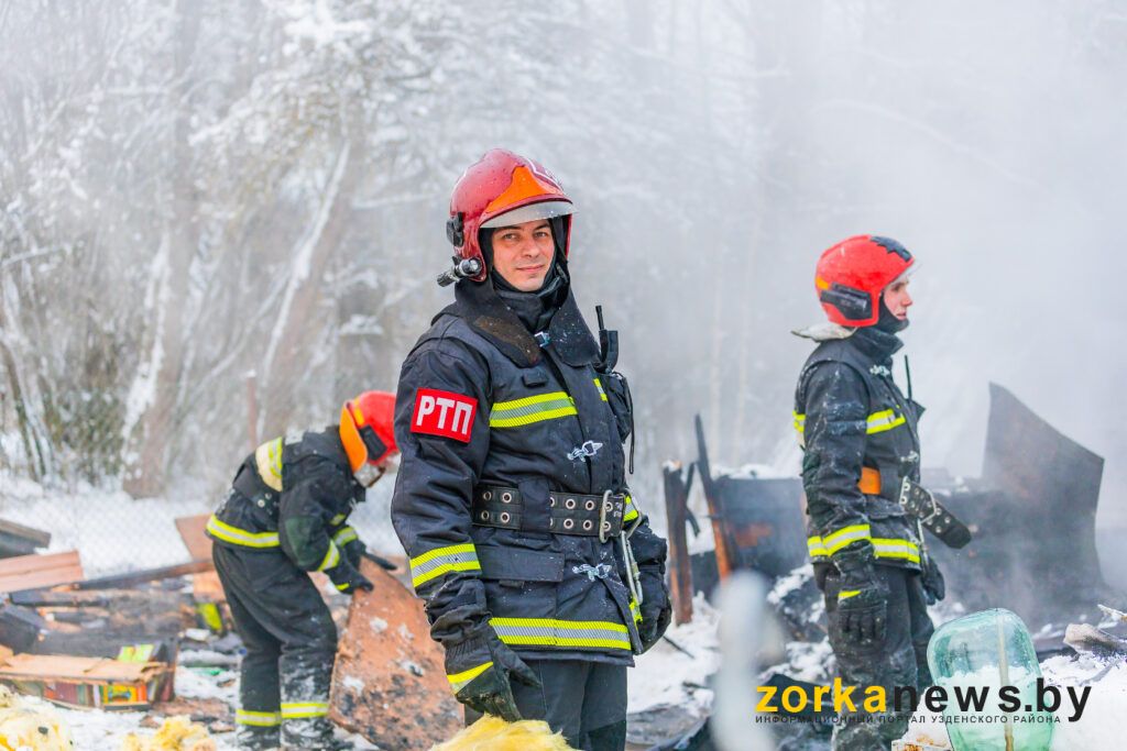 спасатель после тушения пожара