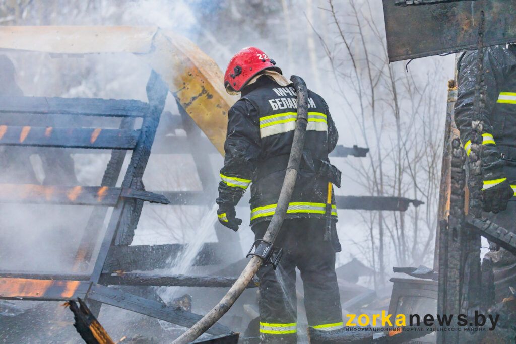 пожарный тушит пожар