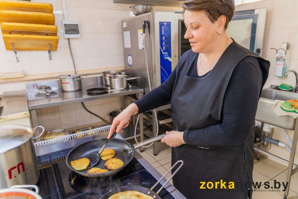 повар жарит драники