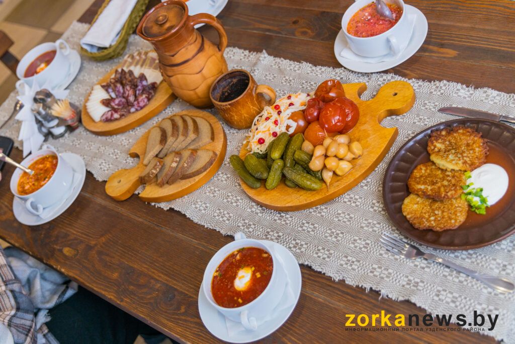 стол с угощениями