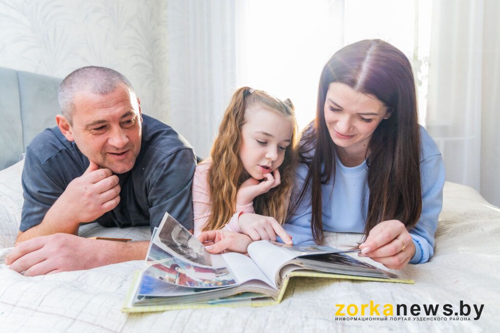 семья рассматривает фотоальбом