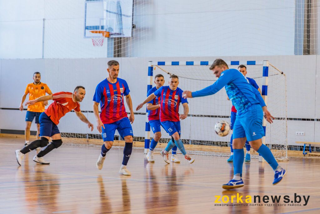 футболисты возле ворот