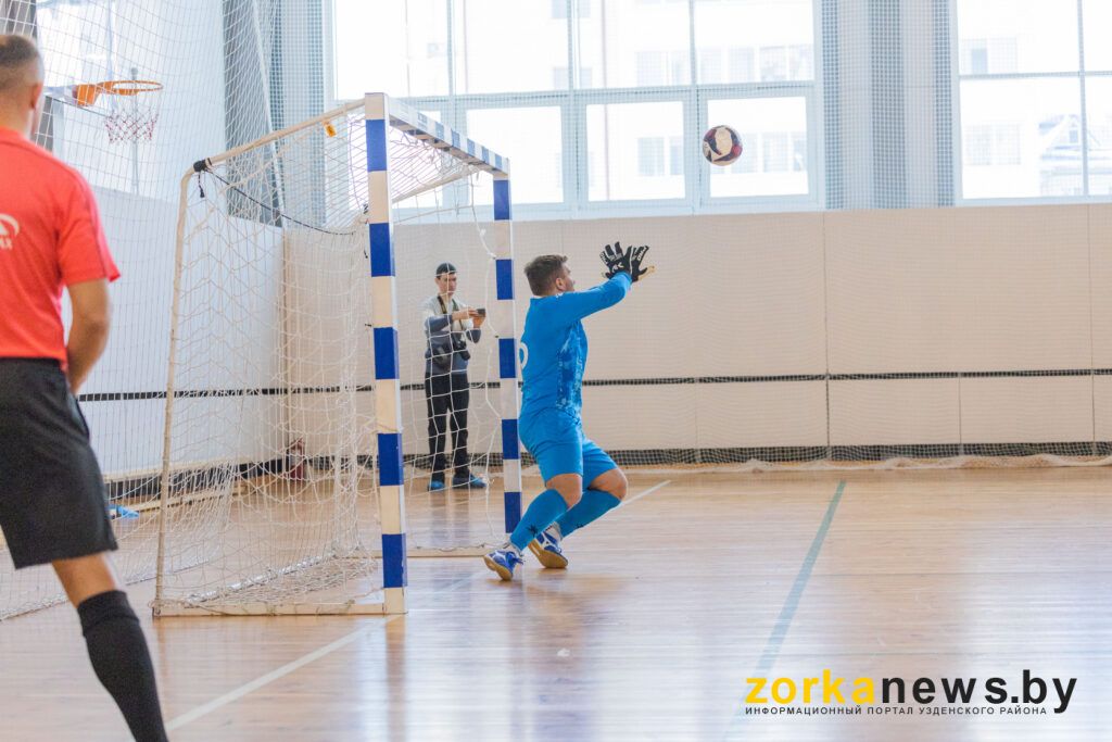 вратарь ловит мяч