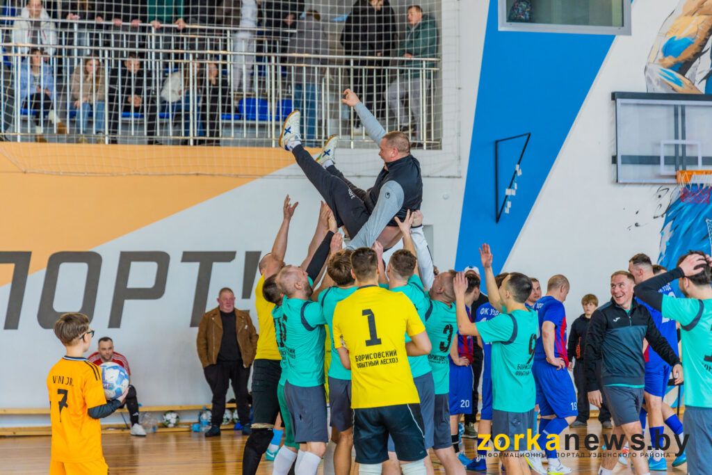 футболисты подбрасывают тренера