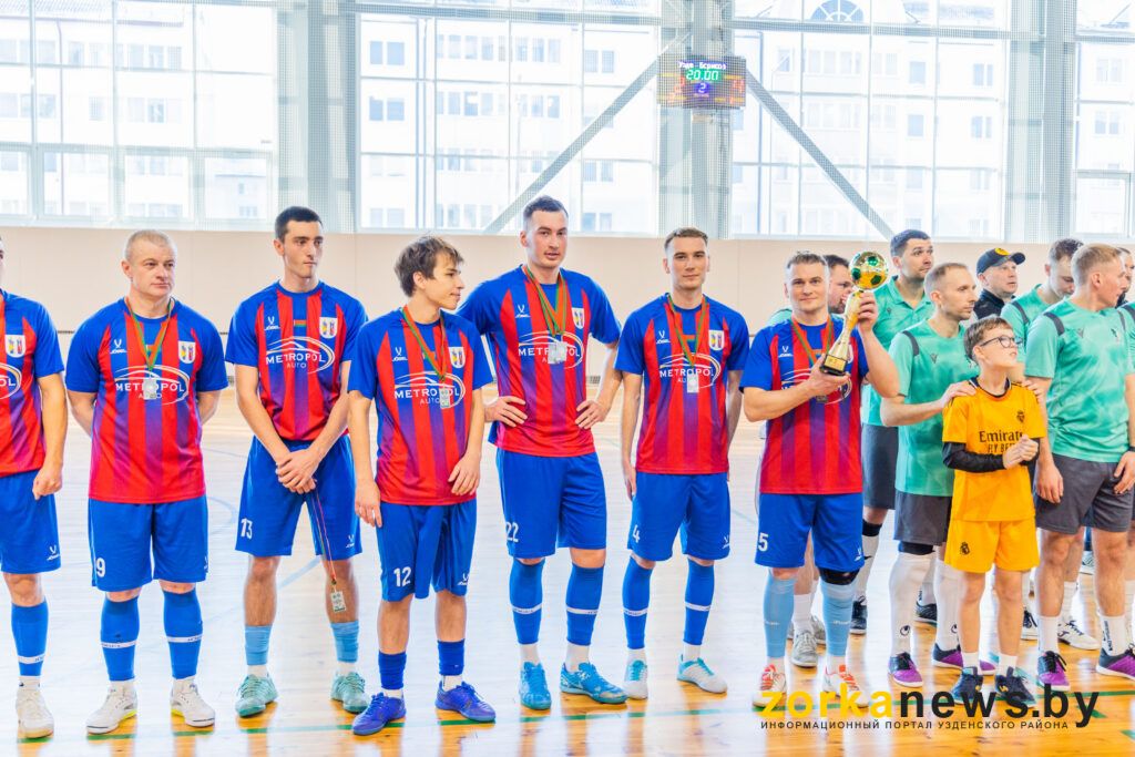 футболисты с кубком