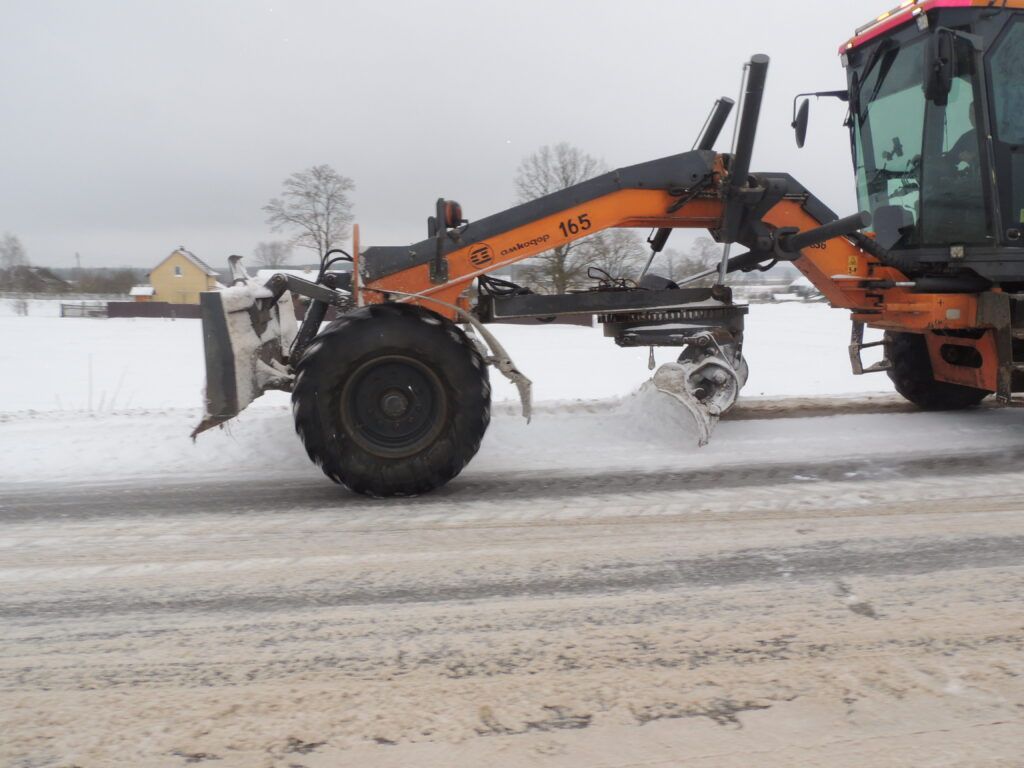 трактор чистит дорогу