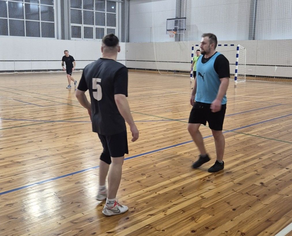 футболисты