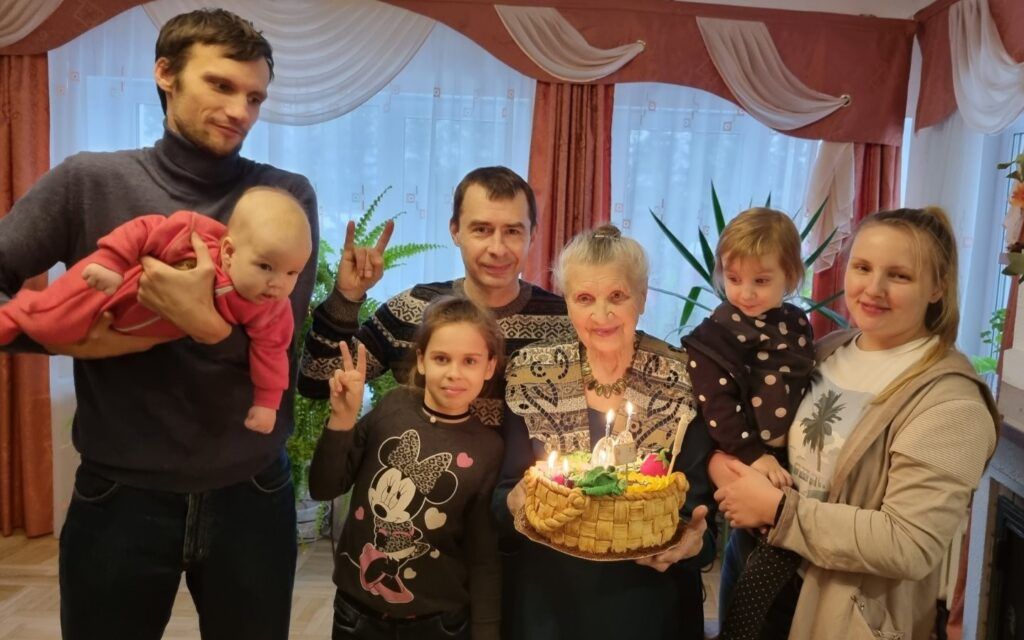 В 95 лет держит кур и копает картошку. Секретом долголетия поделилась жительница агрогородка Озеро