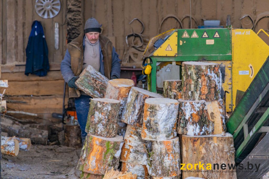 Заготовка дров в Узденском районе: как работают дровоколы и куда обращаться за топливом