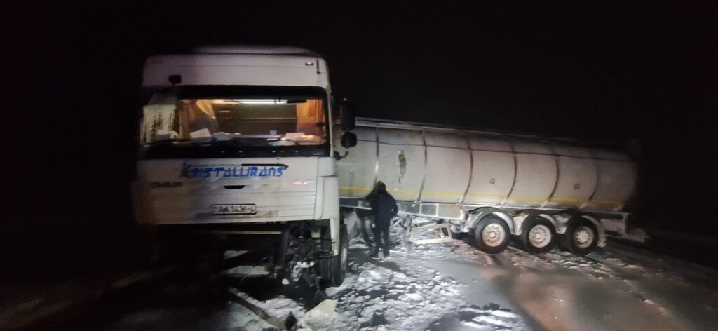 Грузовик с цистерной врезался в ограждение на трассе Р-23: пострадавших нет