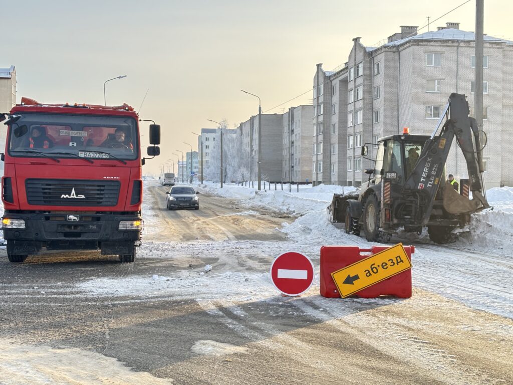 Коммунальщики Узды продолжают вывозить снег с улиц города