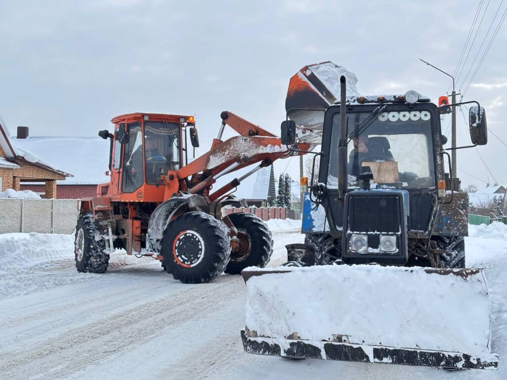 трактор убирает снег