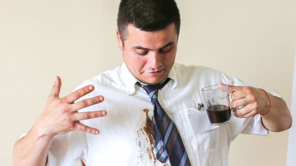 Как отстирать кофе с одежды: 3 эффективных способа