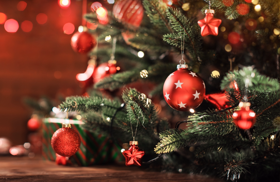 елочные шары на елке