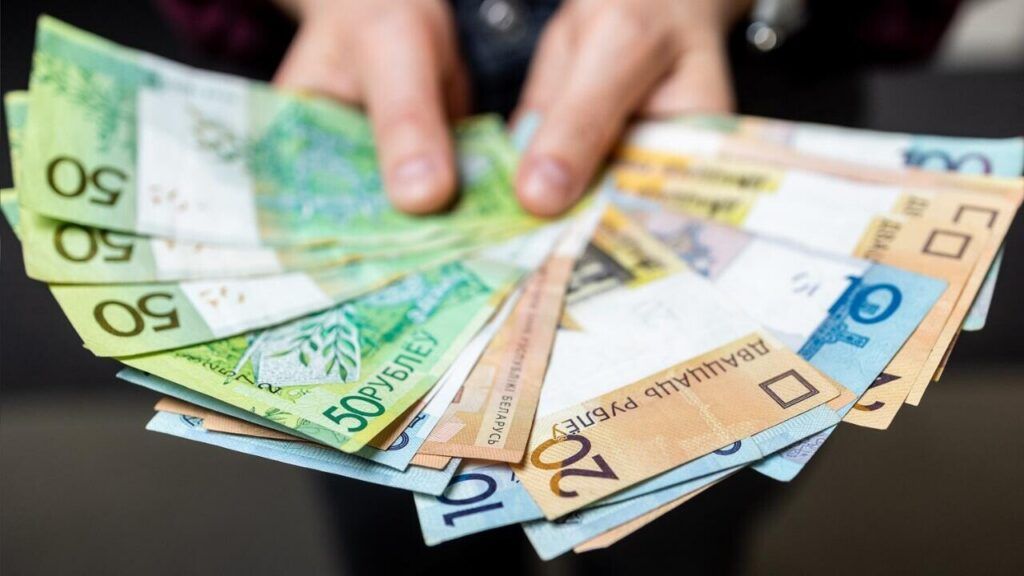 Новый размер средней пенсии назвало Минтруда — 1070 рублей