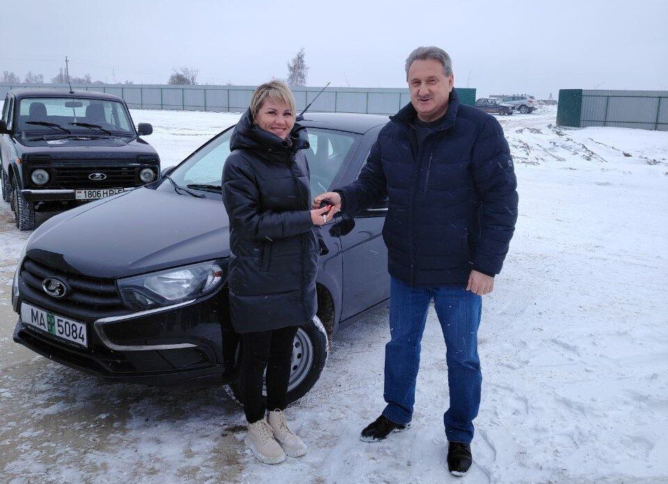 За что новый автомобиль получила бригадир молочнотоварного комплекса в Озере