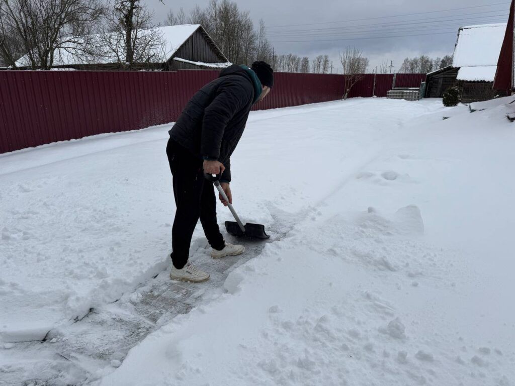 Узденские волонтеры БРСМ готовы помочь пожилым расчистить снег