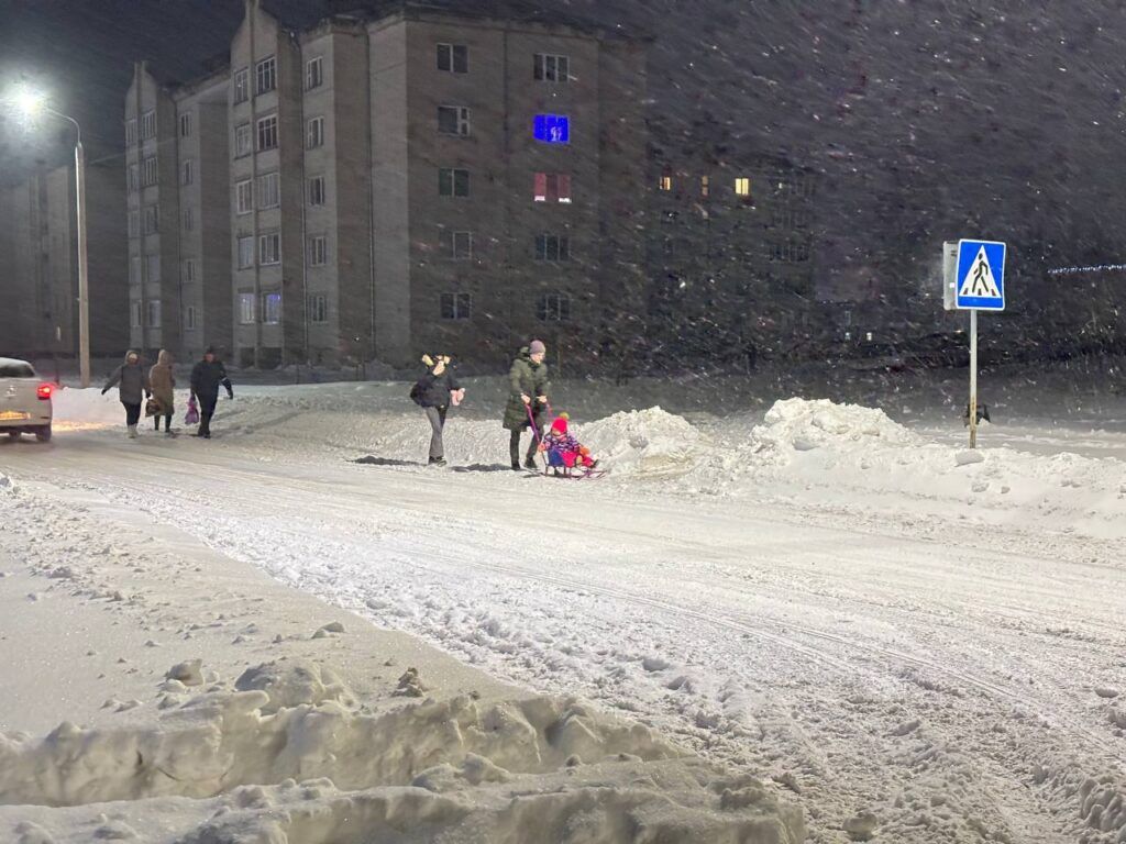 люди под снегом