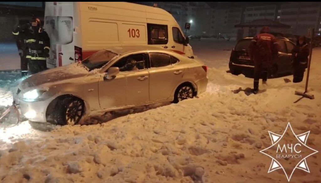 Три выезда за ночь. Кому спасатели Узденщины оказали помощь на дорогах