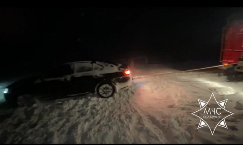 машина в снегопаде