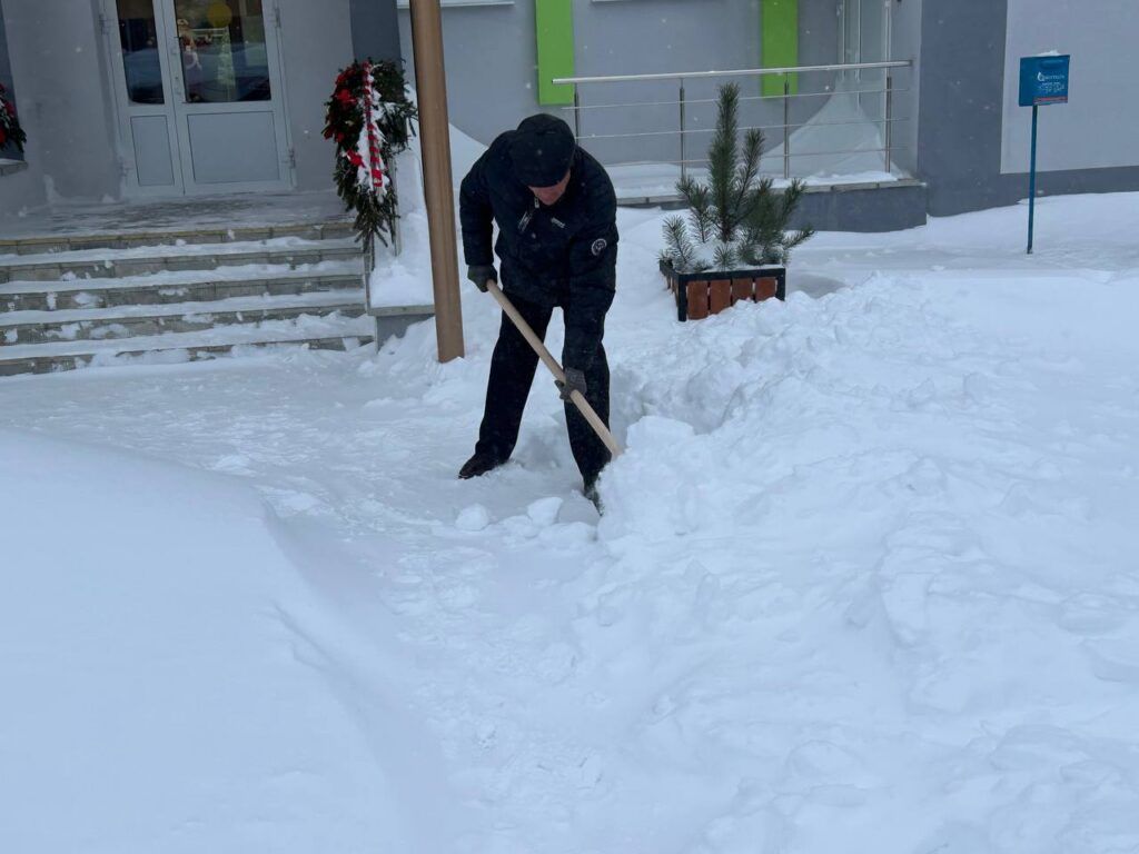 расчистка дорожки во дворе