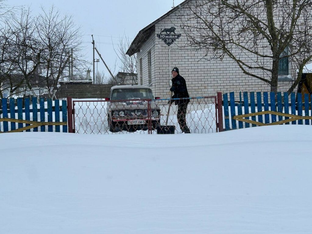 заснеженый двор