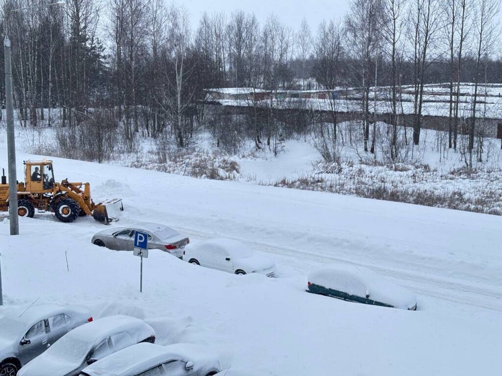 трактор чистит улицу от снега