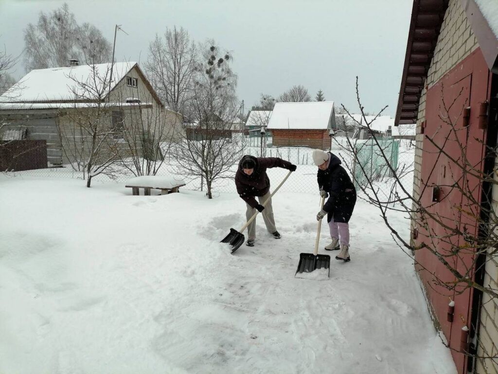 люди чистят дорожки от снега