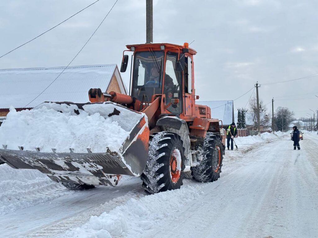 трактор вывозит снег